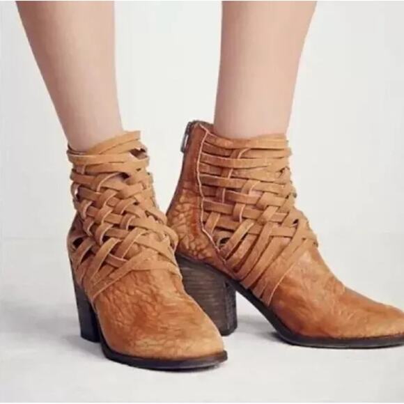 Free People Carrera Bootie Ankle Boots‎ Size 41 Western Boho Cowgirl Distressed - Picture 1 of 15